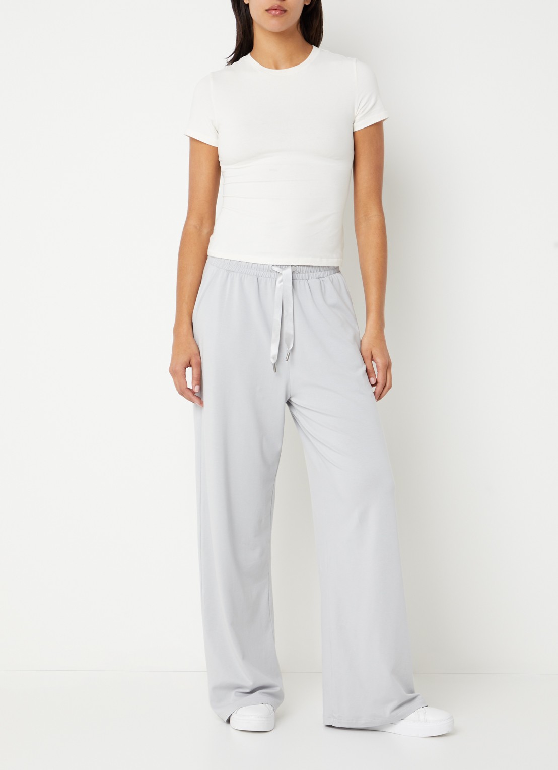 Falke Leisure high waist wide fit broek met steekzakken - voorkant 3 lichtgrijs