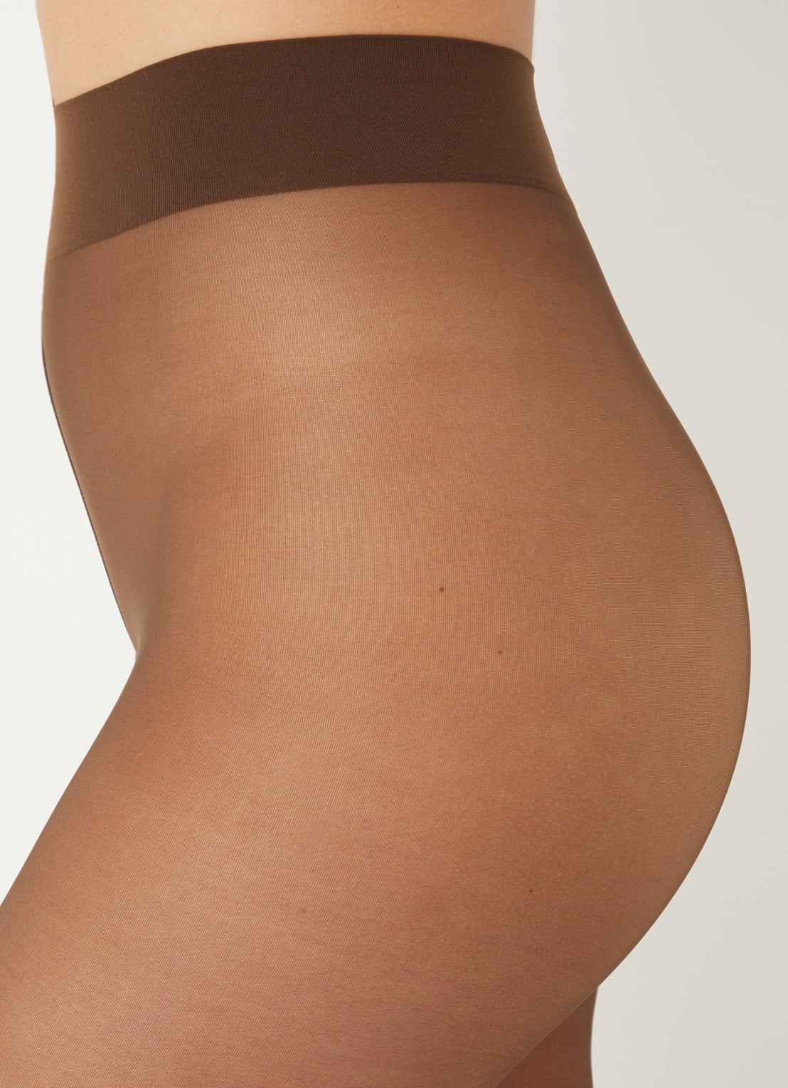 Falke Matt Deluxe panty in 20 denier  - detail 2 bruin