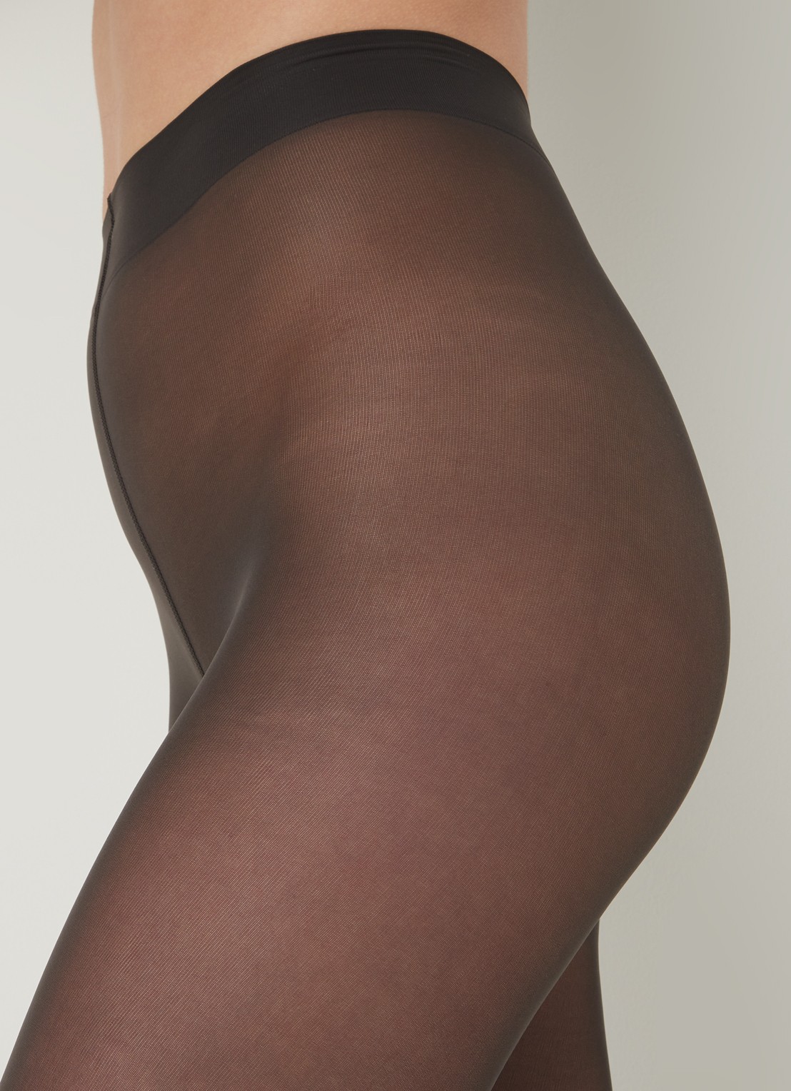 Falke Matt Deluxe panty in 30 denier  - detail 2 antraciet
