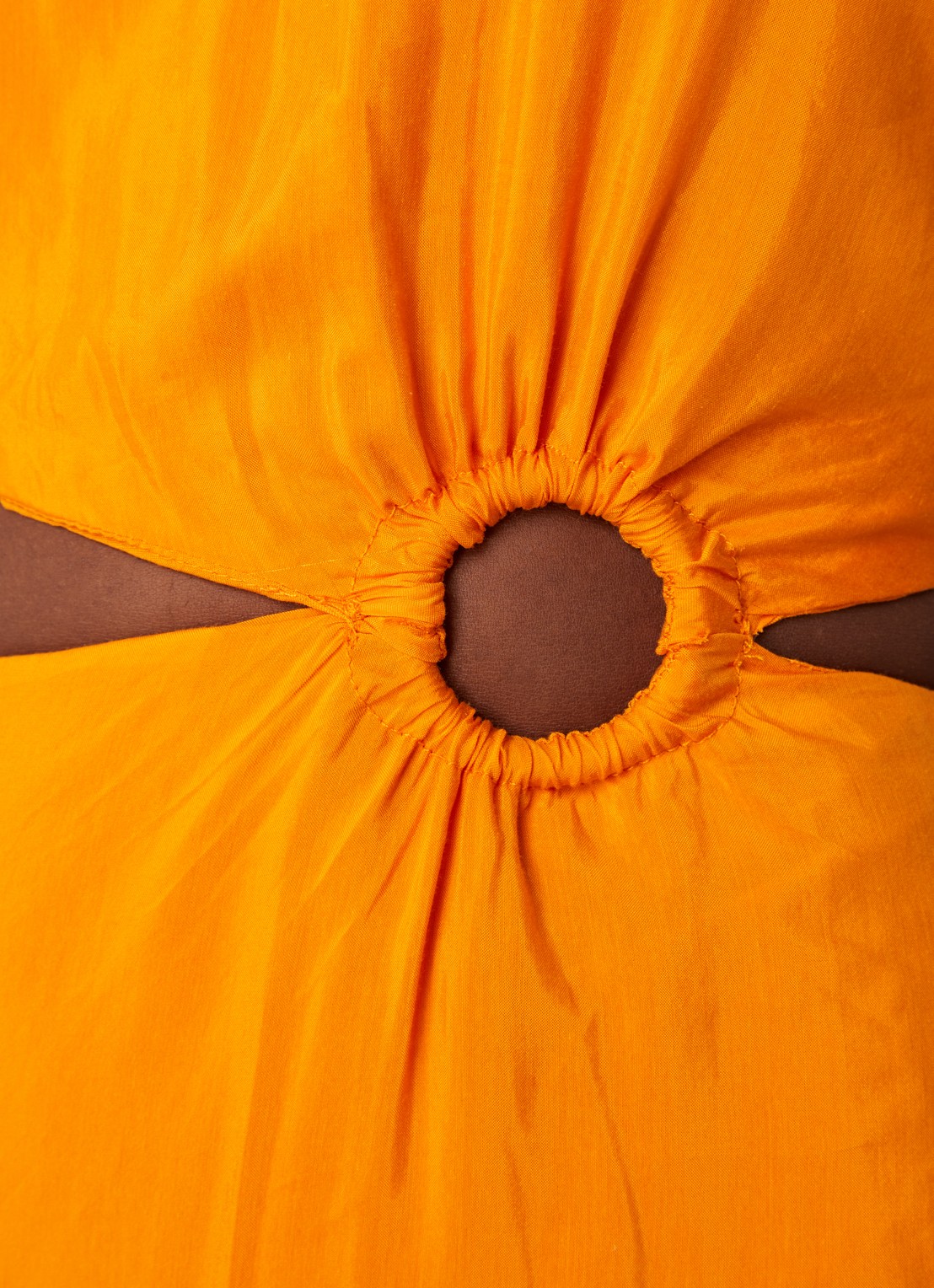 FARM Rio One shoulder maxi jurk met cut-out details - detail 4 oranje