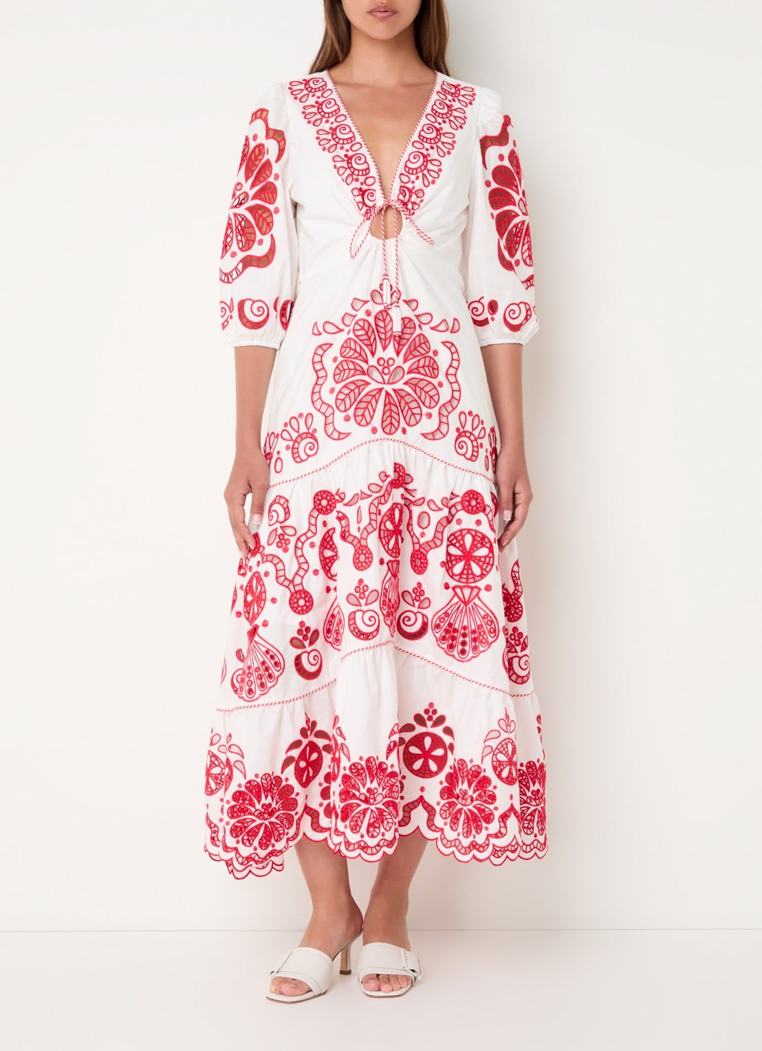 Farm Rio Richelieu midi jurk met broderie en V-hals - detail rood