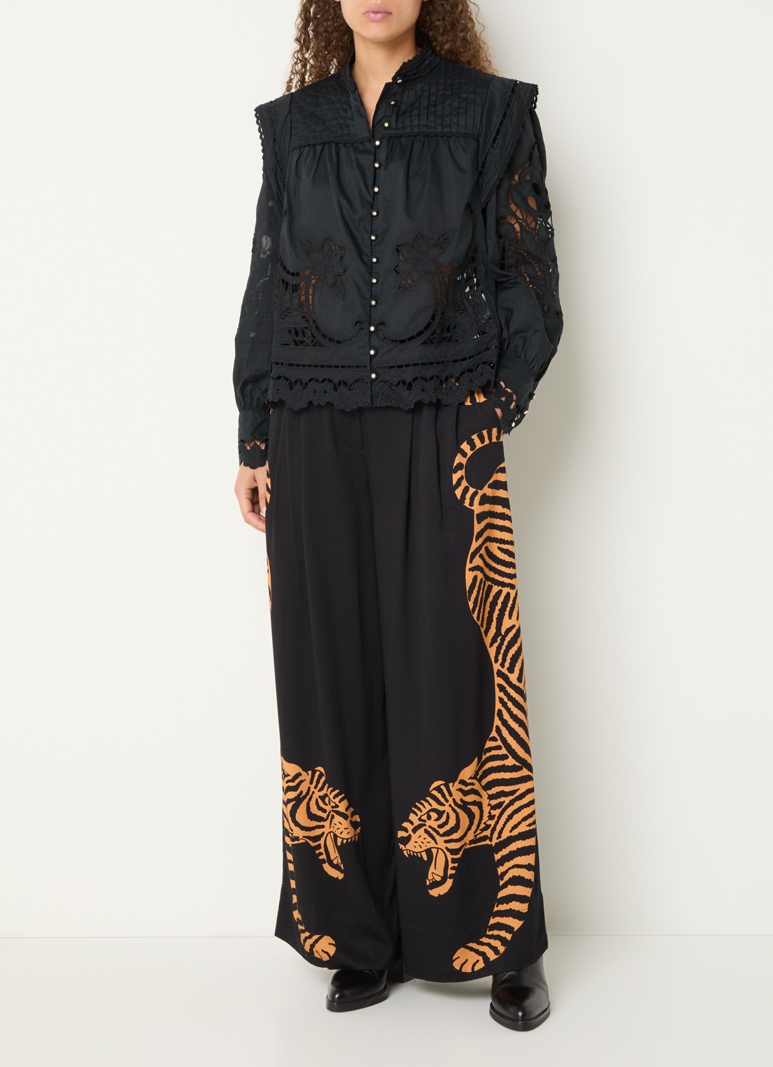 Farm Rio Richilieu blouse met broderie - voorkant 2 zwart