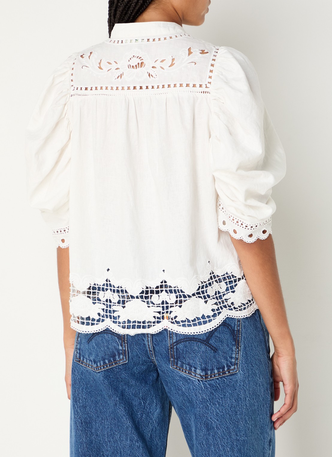 Farm Rio Romantic Richellieu blouse in linnenblend met broderie en pofmouw - achterkant 3 gebroken wit