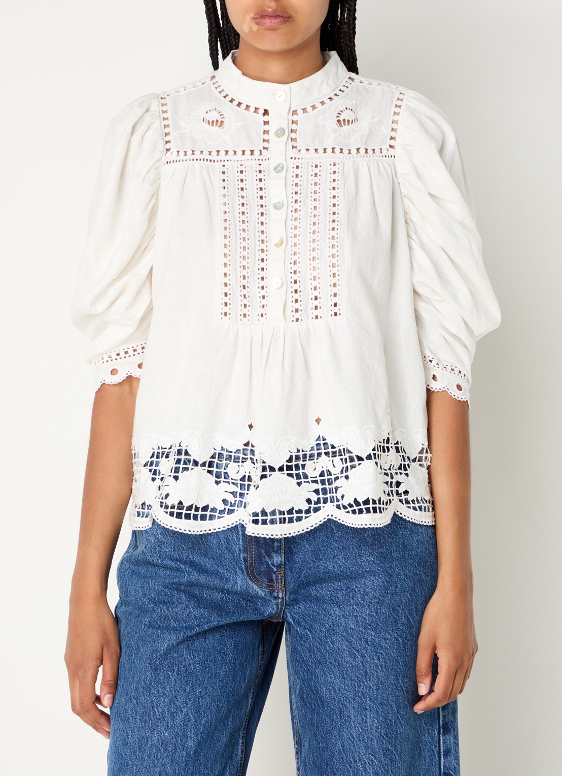Farm Rio Romantic Richellieu blouse in linnenblend met broderie en pofmouw - detail 4 gebroken wit