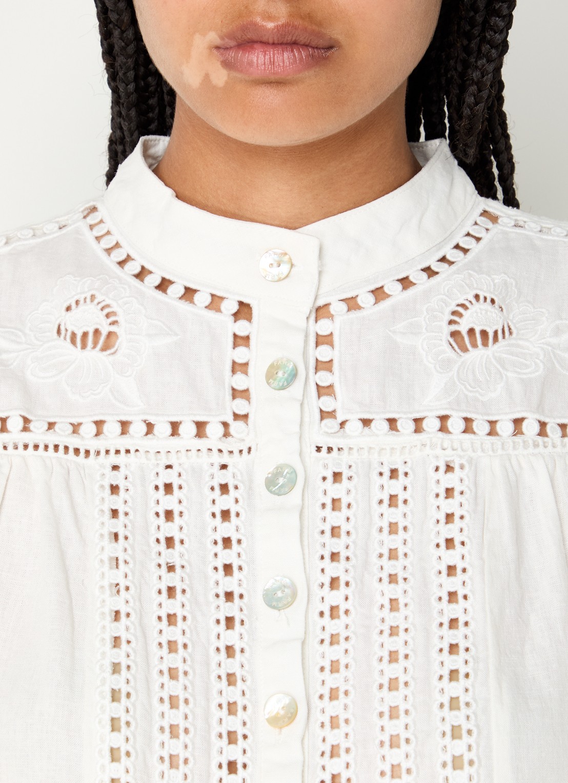 Farm Rio Romantic Richellieu blouse in linnenblend met broderie en pofmouw - detail 5 gebroken wit