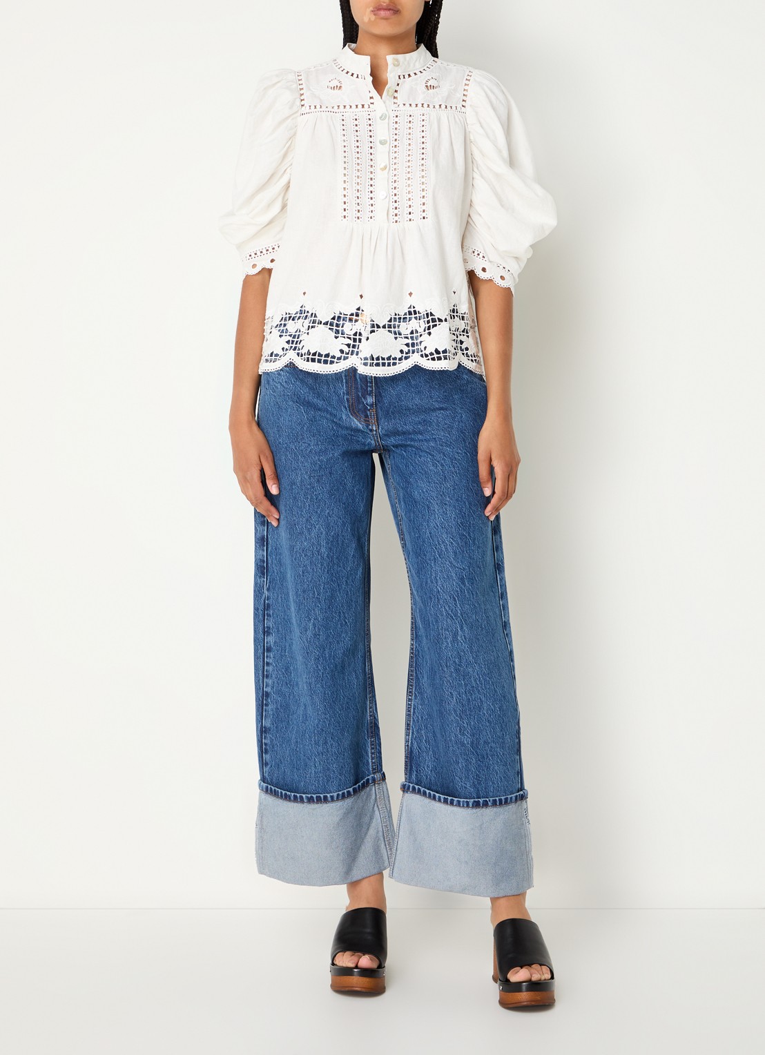Farm Rio Romantic Richellieu blouse in linnenblend met broderie en pofmouw - voorkant 2 gebroken wit
