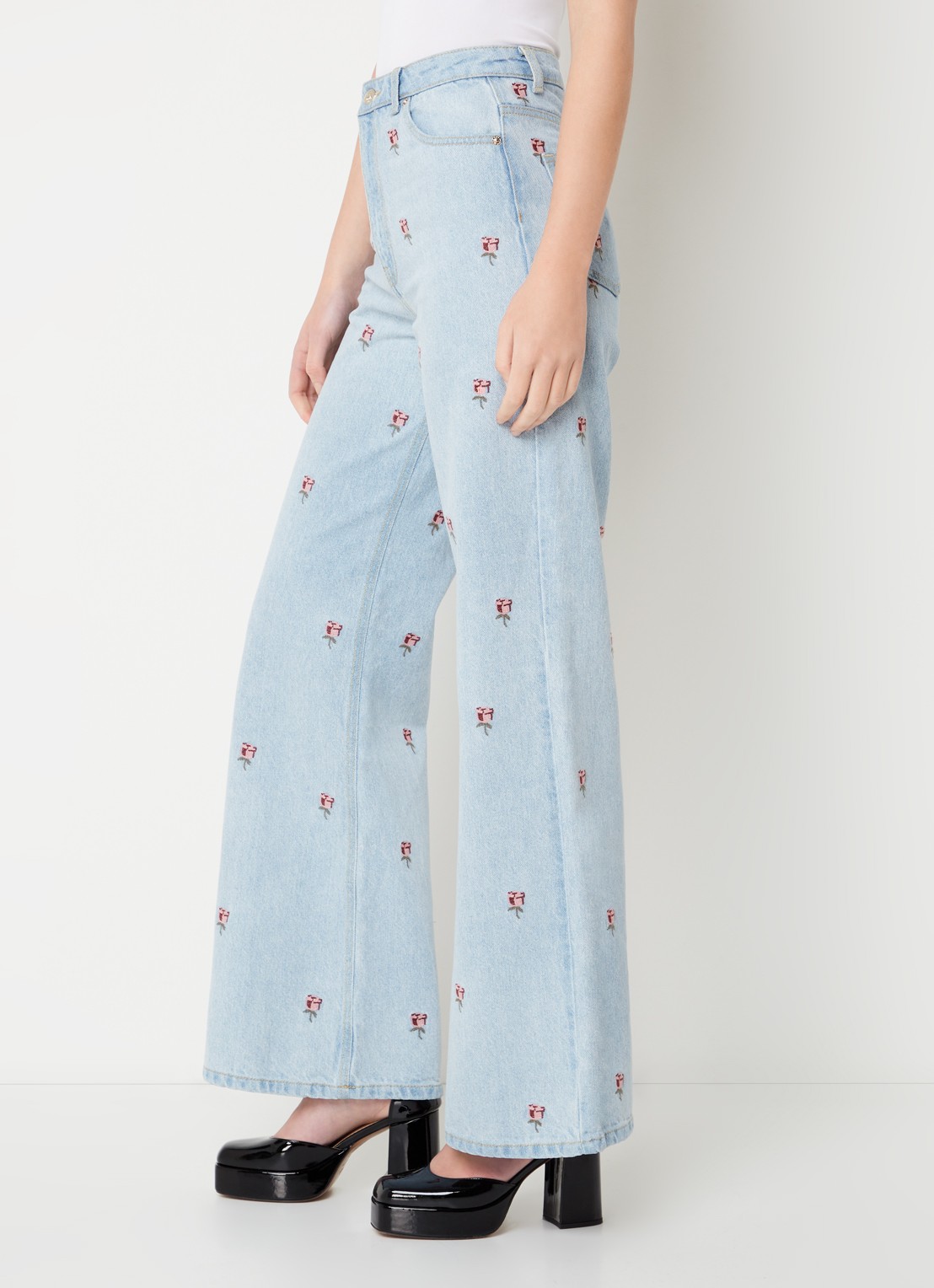 Farm Rio Rose high waist flared jeans met lichte wassing en bloemborduring  - detail 2 indigo