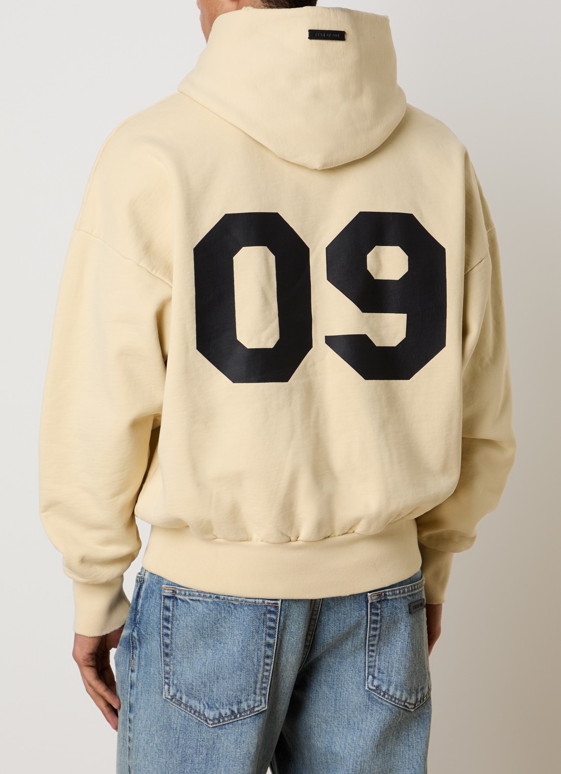 Fear of God 09 hoodie met front- en backprint - achterkant lichtgeel