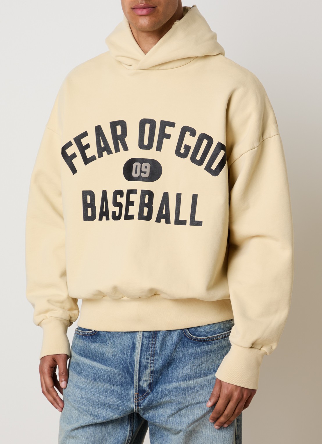Fear of God 09 hoodie met front- en backprint - detail 4 lichtgeel