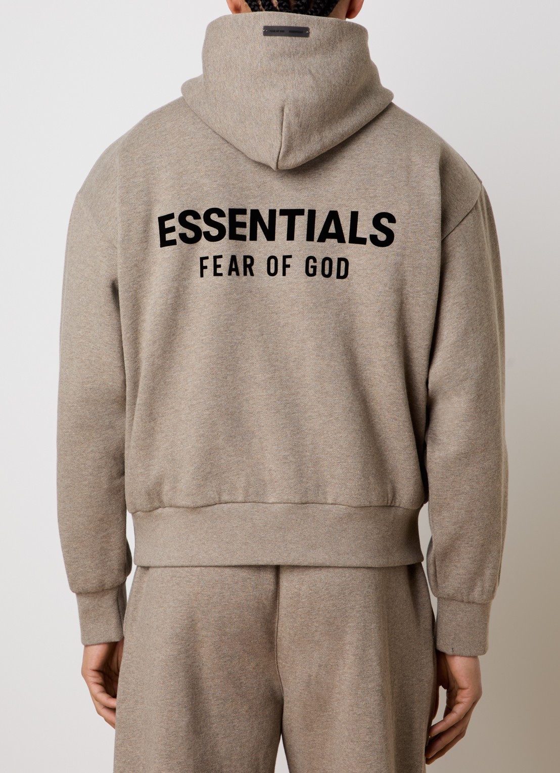 Fear of God Essentials AS25 hoodie met flock logoprint - detail 2 lichtbruin
