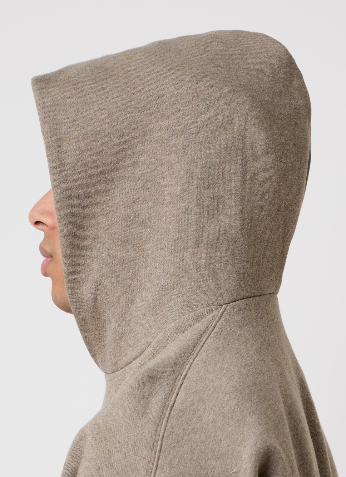 Fear of God Essentials AS25 hoodie met flock logoprint - detail 3 lichtbruin