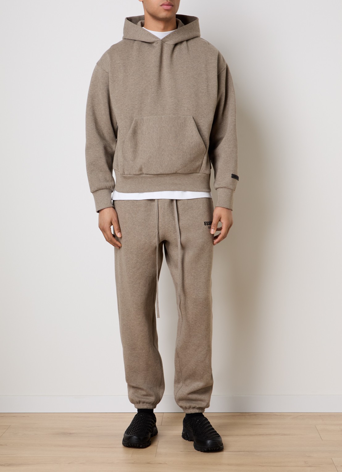 Fear of God Essentials AS25 hoodie met flock logoprint - voorkant 6 lichtbruin