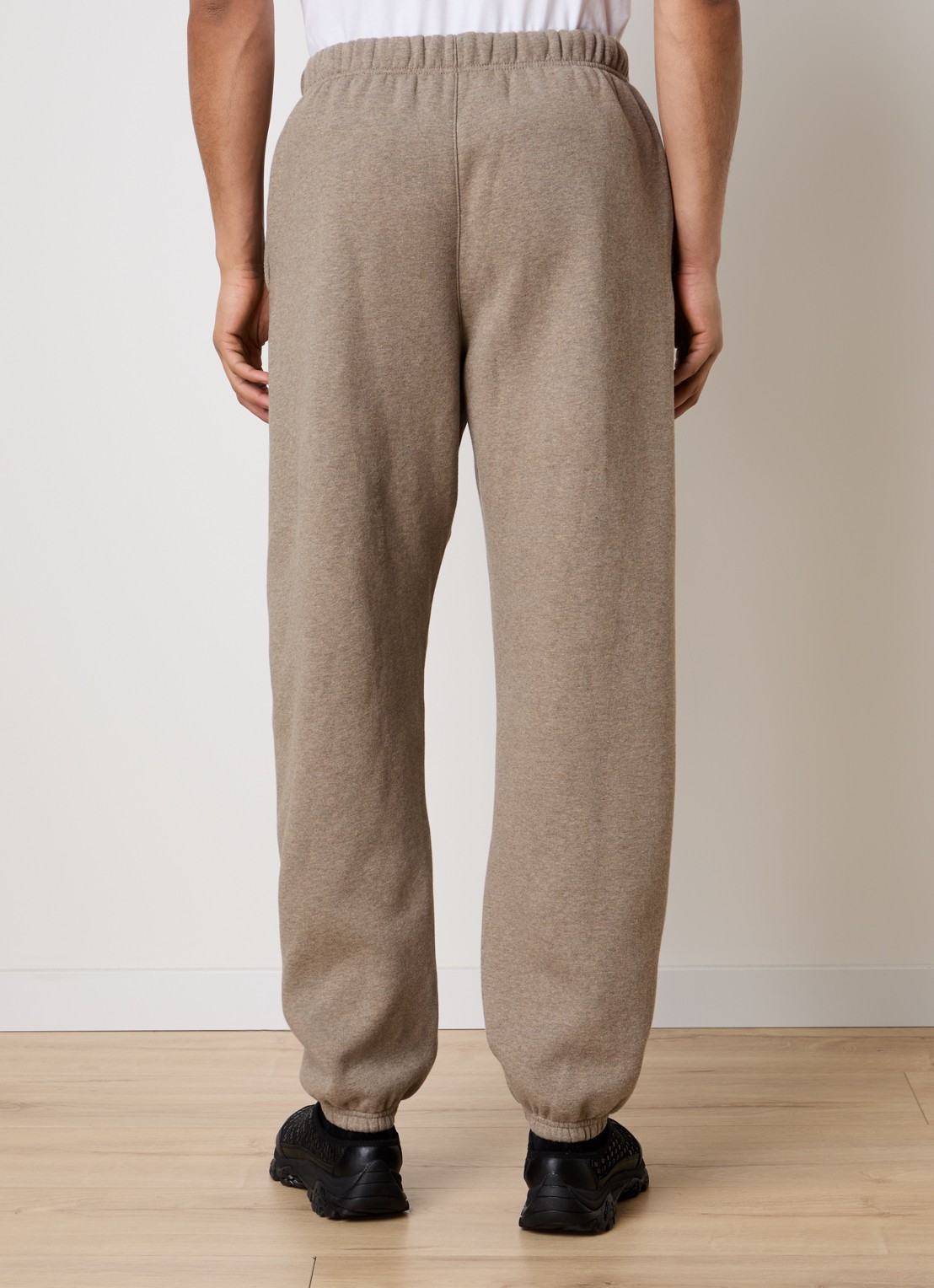 Fear of God Essentials AS25 loose fit joggingbroek met logo - achterkant beige