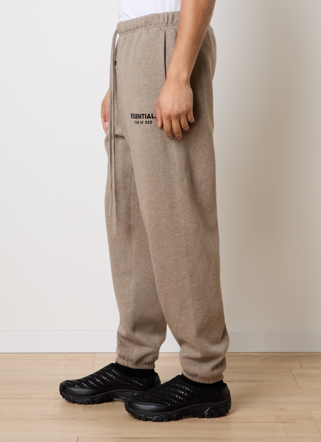 Fear of God Essentials AS25 loose fit joggingbroek met logo - detail 3 beige