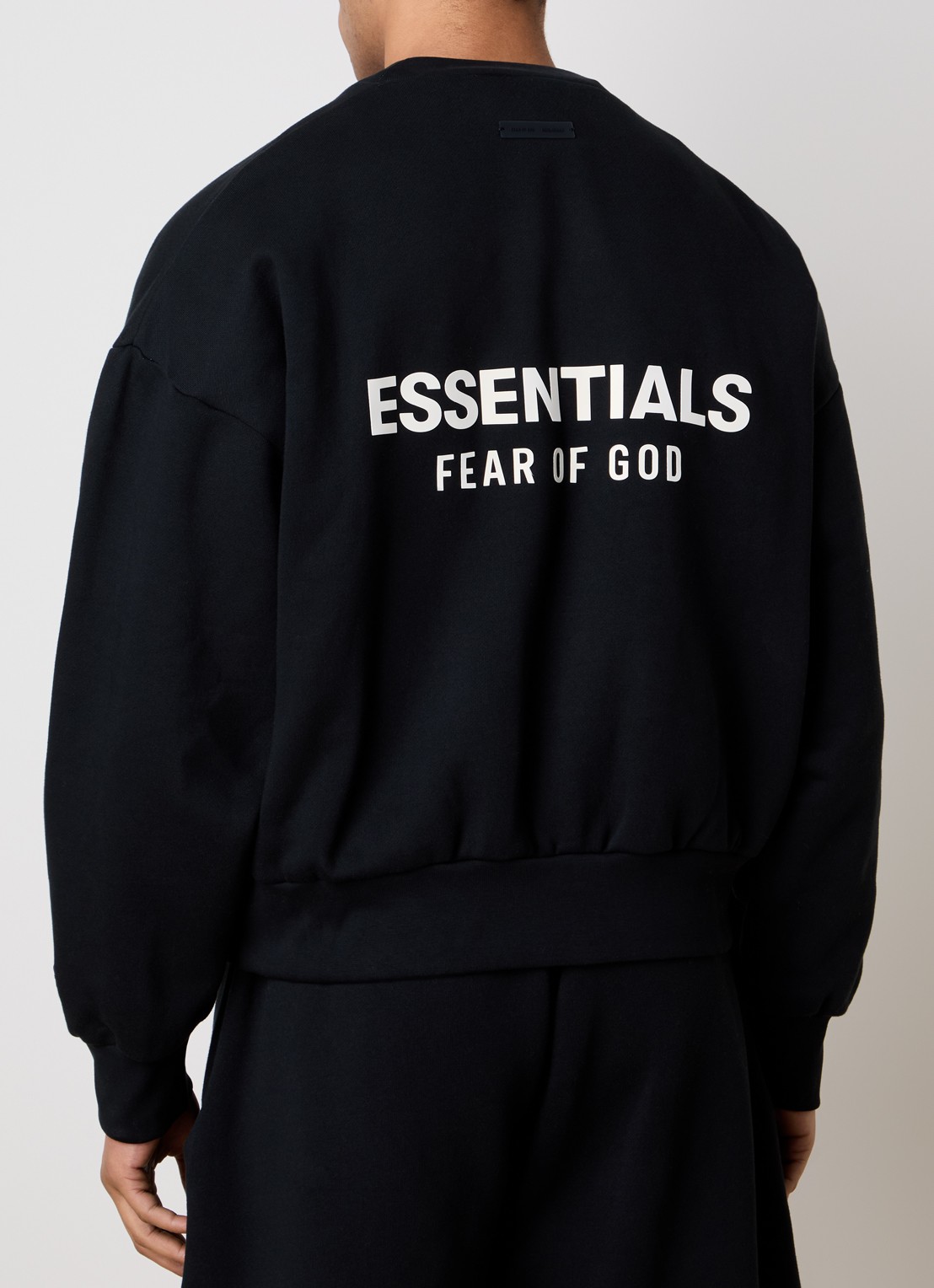 Fear of God Essentials AS25 sweater met flock logoprint - detail zwart