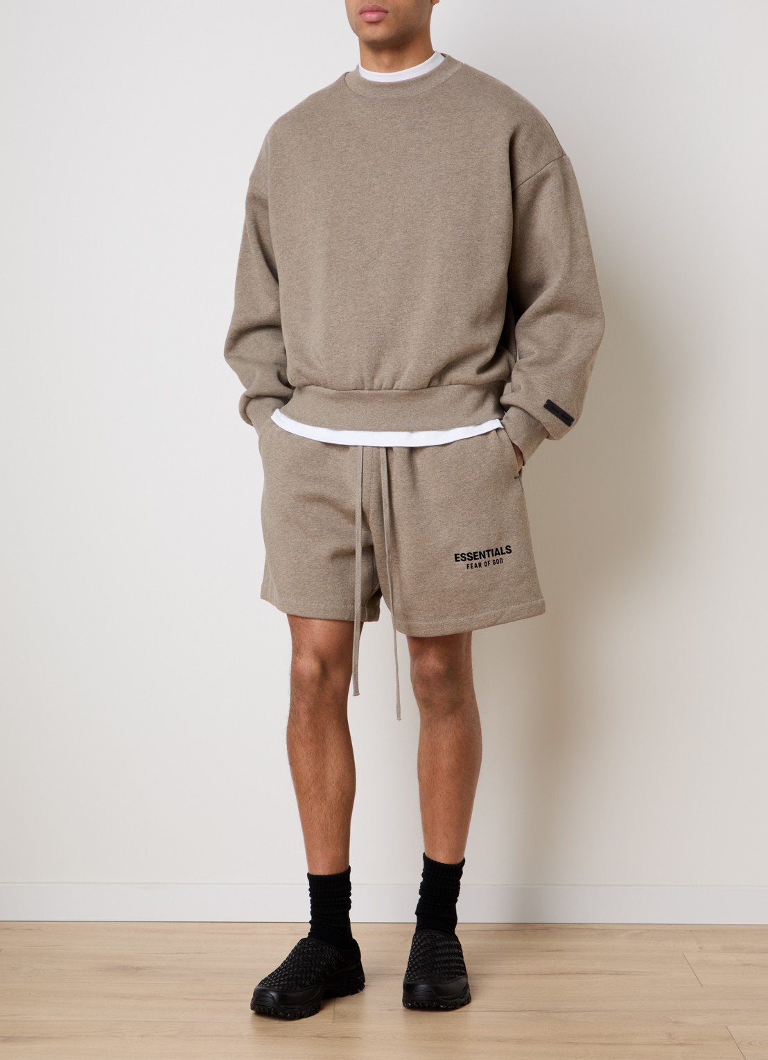 Fear of God Essentials AS25 sweater met flock logoprint - voorkant 3 lichtbruin