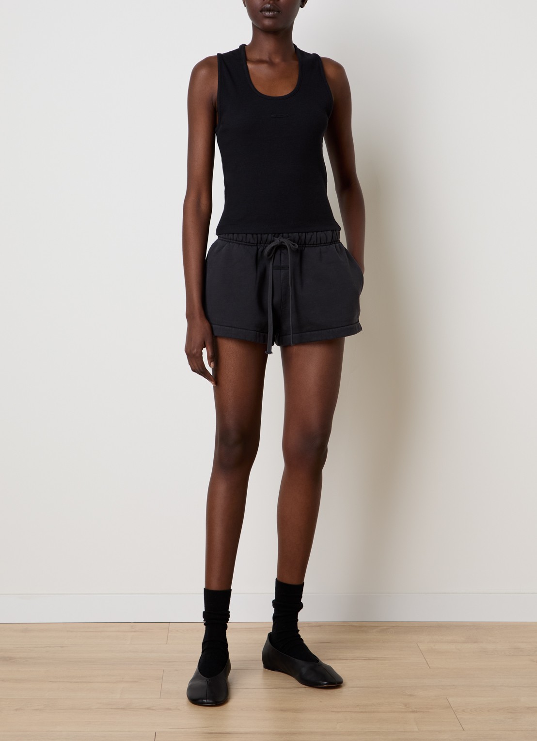 Fear of God Essentials Cropped tanktop met logo - voorkant 2 zwart