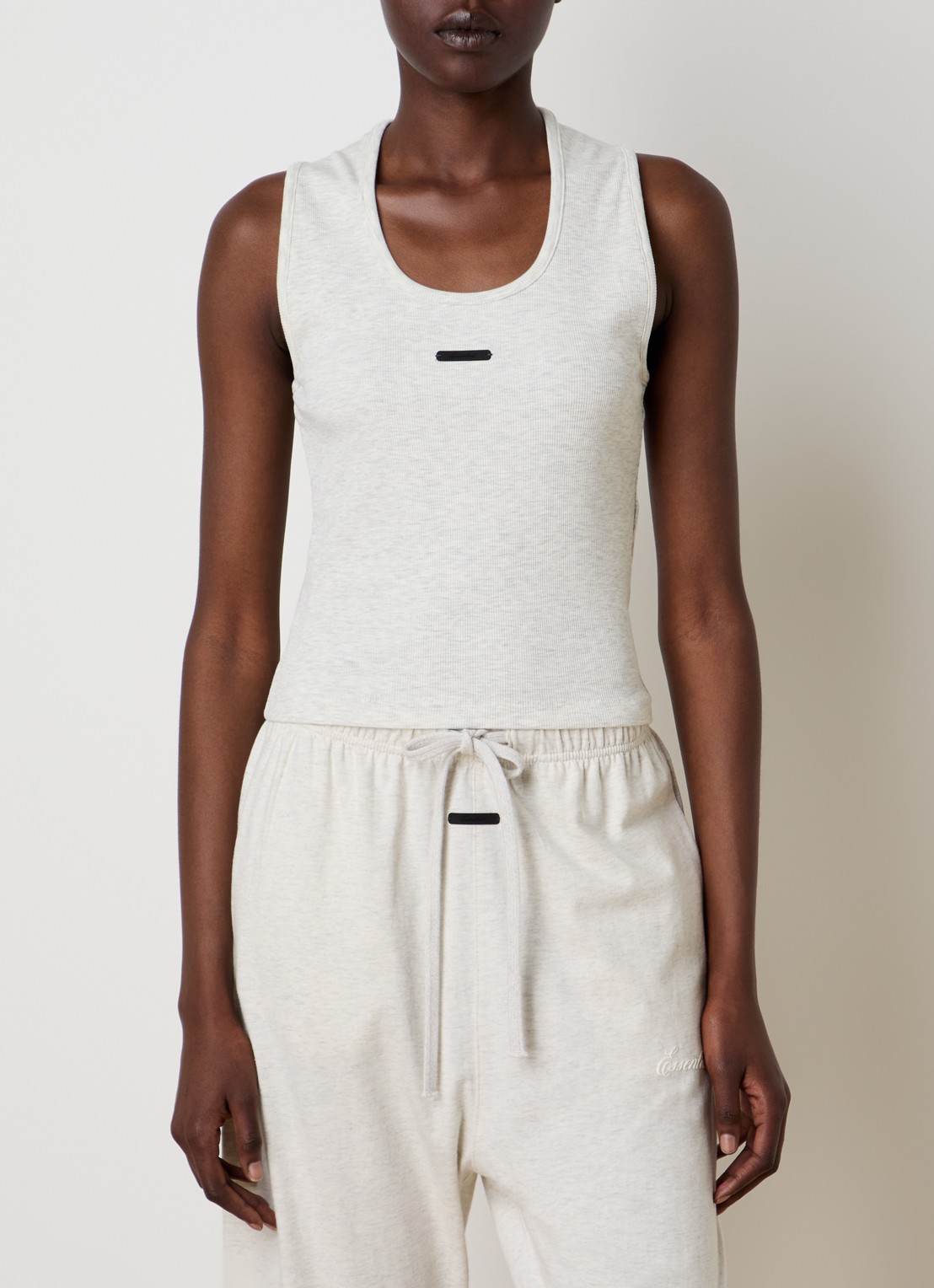 Fear of God Essentials Cropped tanktop met logo - detail 3 gebroken wit