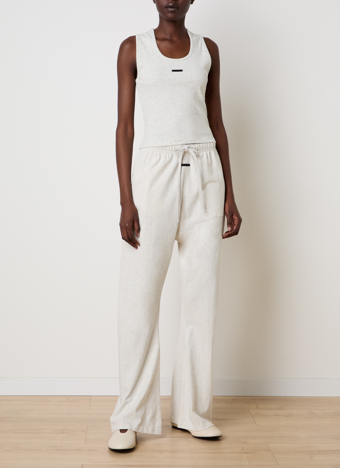 Fear of God Essentials Cropped tanktop met logo - voorkant 2 gebroken wit