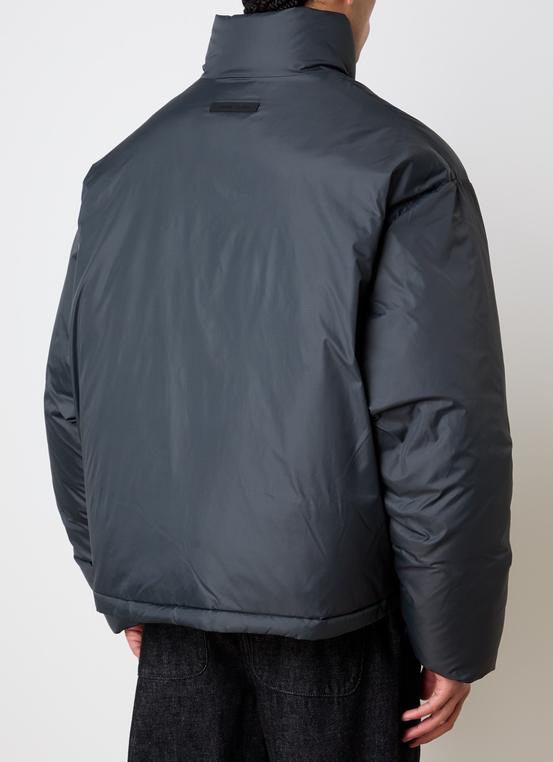 Fear of God Essentials Gewatteerd jack met donsvulling en steekzakken - achterkant 3 antraciet