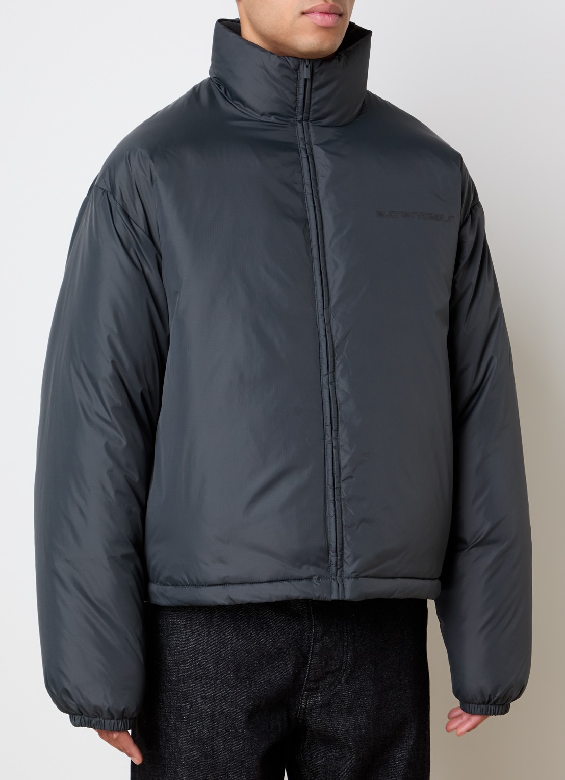 Fear of God Essentials Gewatteerd jack met donsvulling en steekzakken - detail 4 antraciet