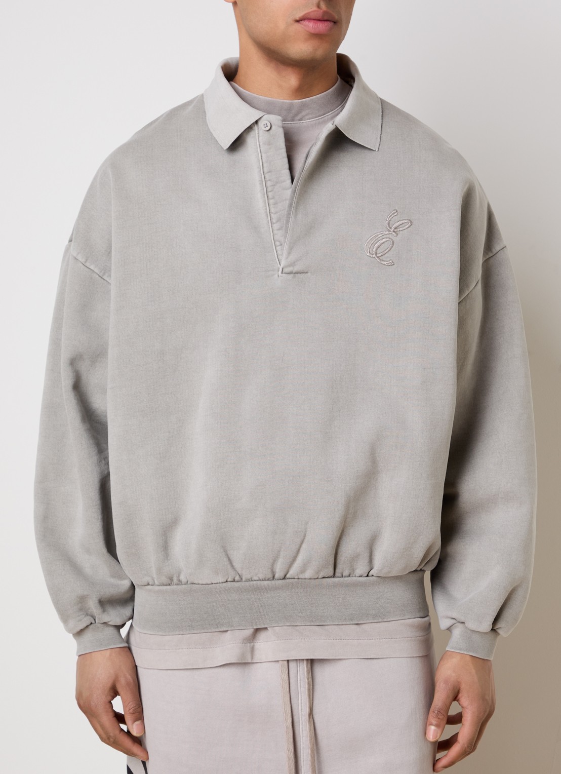 Fear of God Essentials H025 sweater met polokraag en logoborduring ...