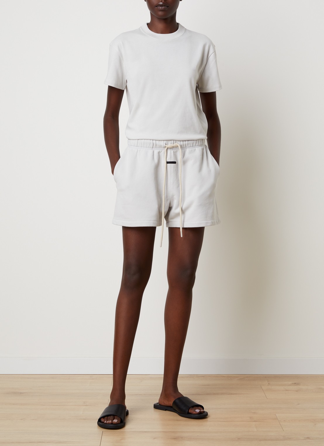 Fear of God Essentials High waist straight fit korte joggingbroek met steekzakken - voorkant 4 lichtblauw