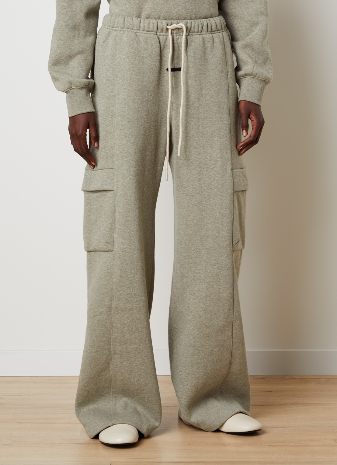 Fear of God Essentials High waist wide fit joggingsbroek met steekzakken - detail 2 lichtgrijs