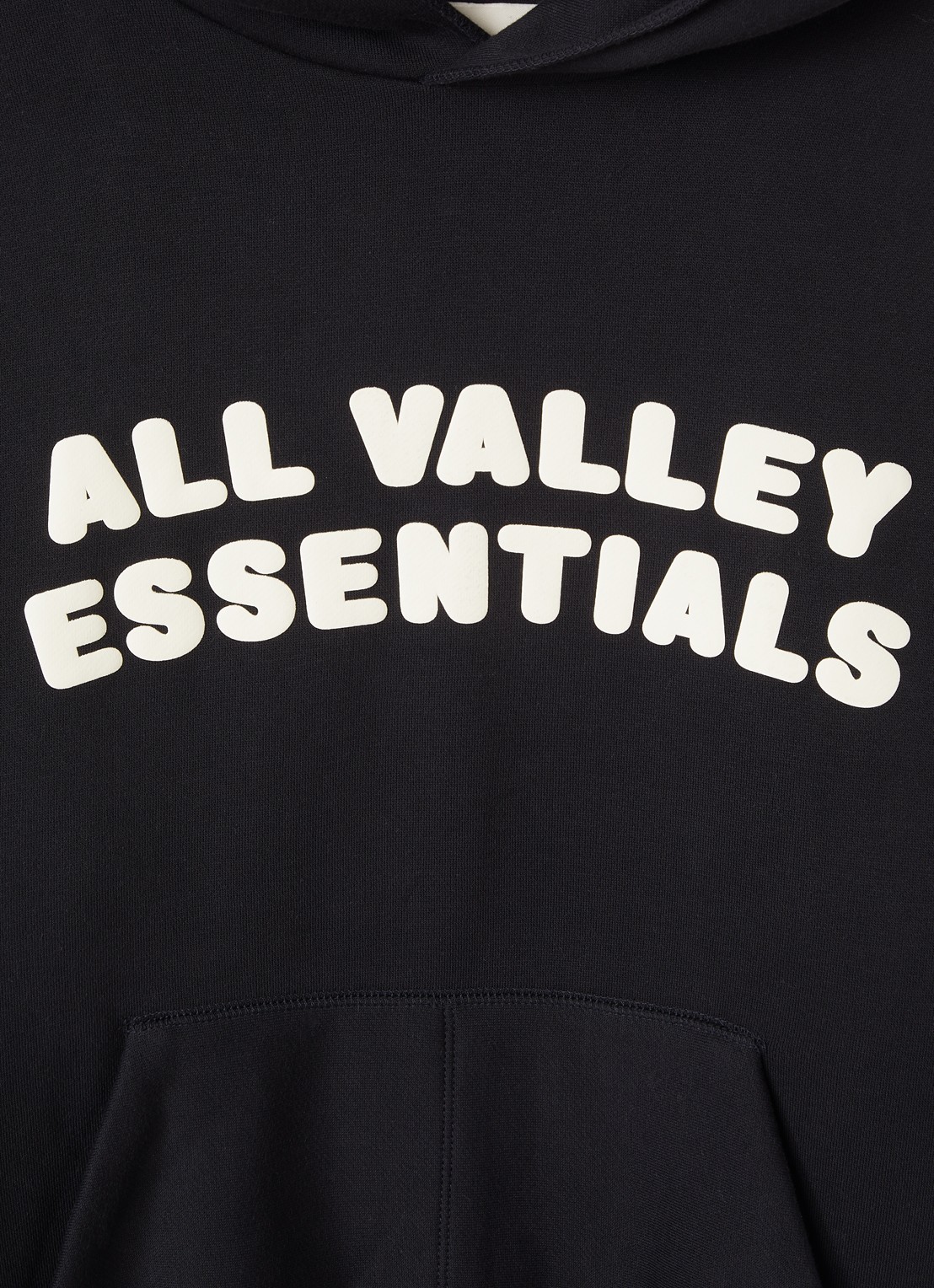 Fear of God Essentials Hoodie met front- en backprint - detail zwart