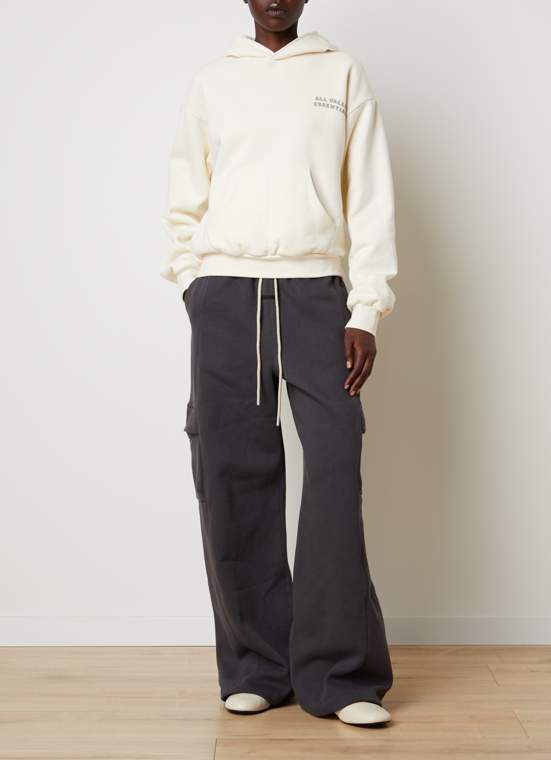 Fear of God Essentials Hoodie met front- en backprint - voorkant 2 creme