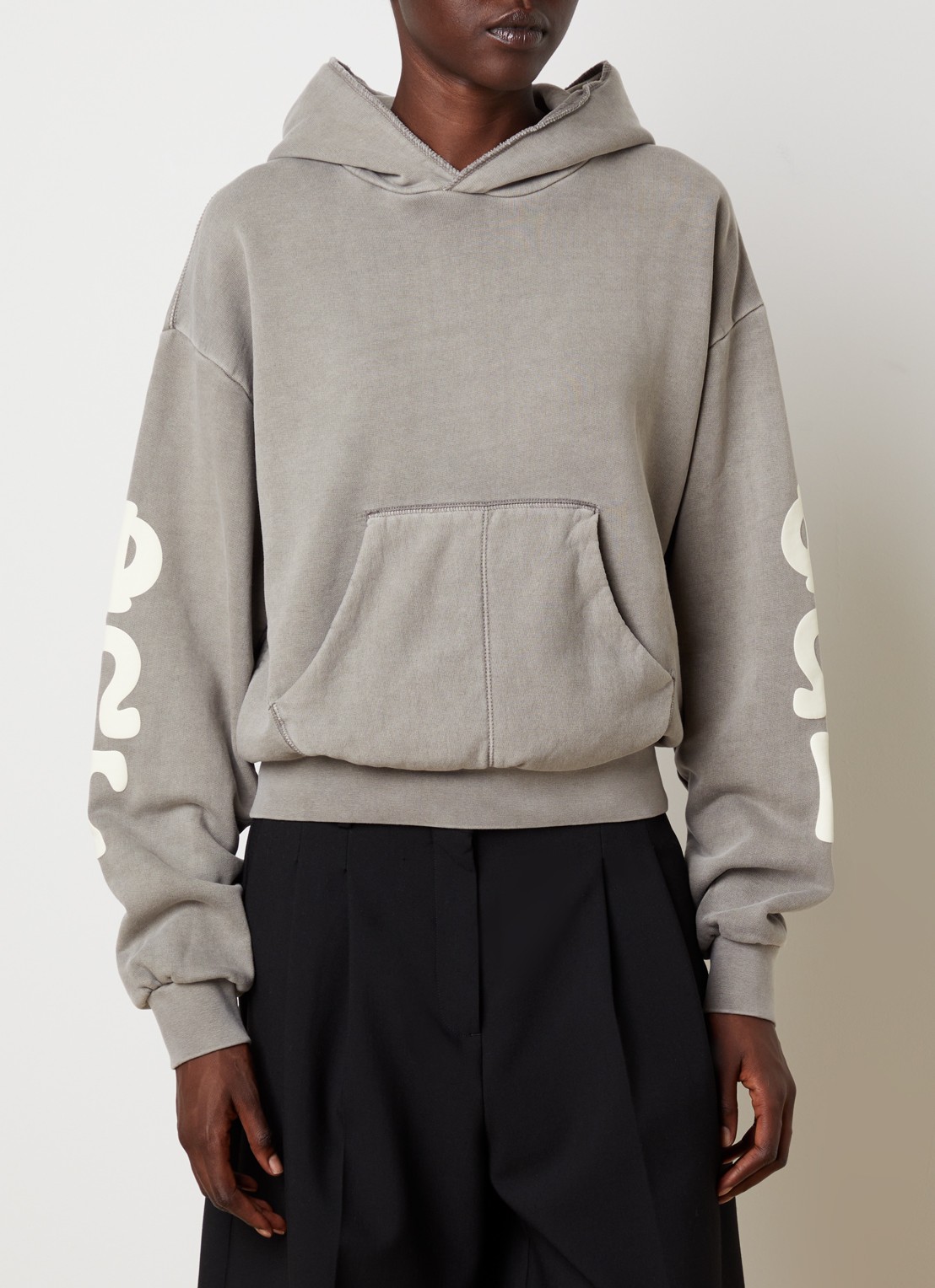 Fear of God Essentials Hoodie met front- en backprint - detail 3 lichtgrijs