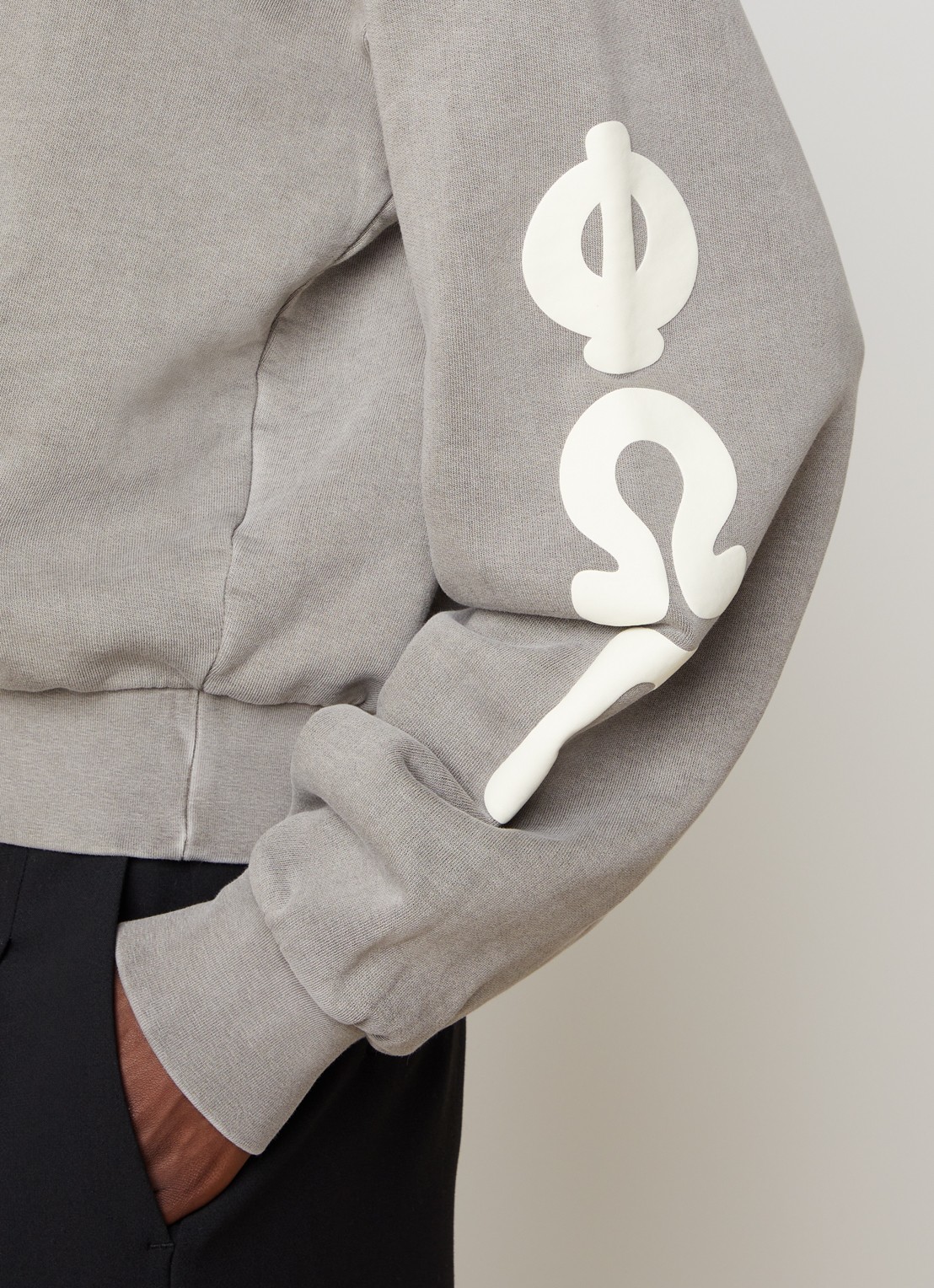 Fear of God Essentials Hoodie met front- en backprint - detail 5 lichtgrijs