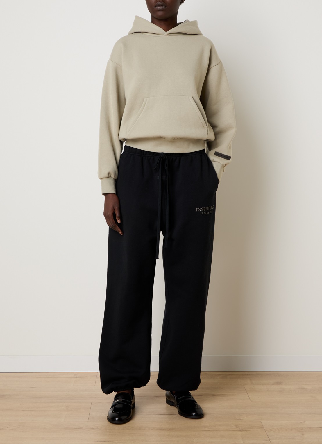 Fear of God Essentials Hoodie met gemêleerd dessin - voorkant 3 zand