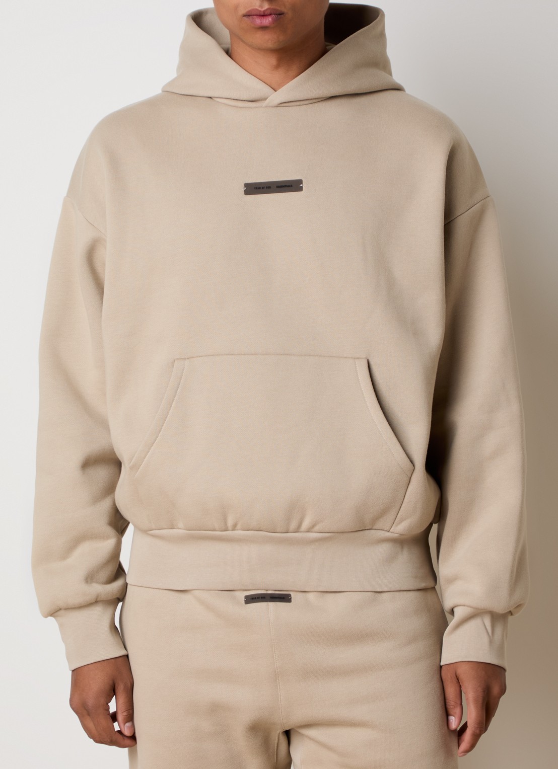 Fear of God Essentials Hoodie met logo- en backprint - detail 4 beige