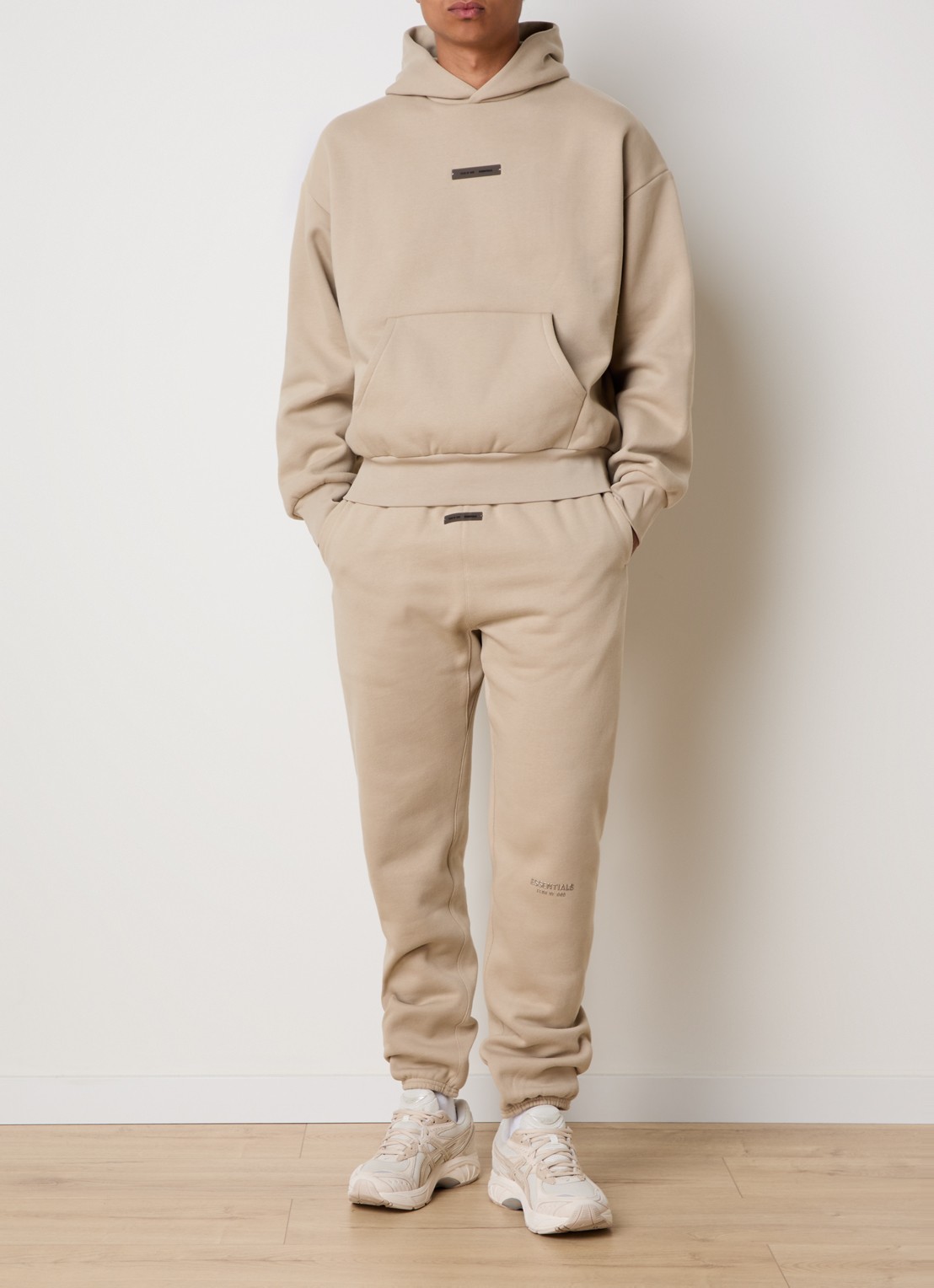 Fear of God Essentials Hoodie met logo- en backprint - voorkant 3 beige