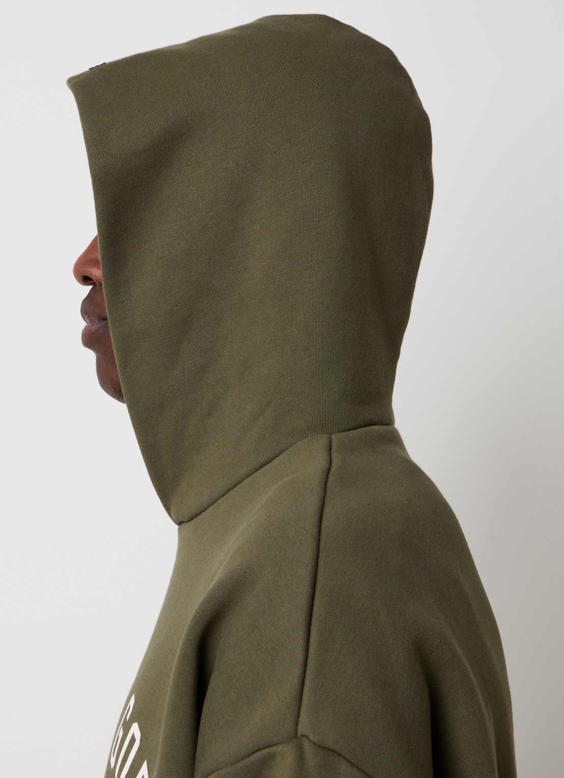 Fear of God Essentials Hoodie met logoprint - detail 4 bronsgroen
