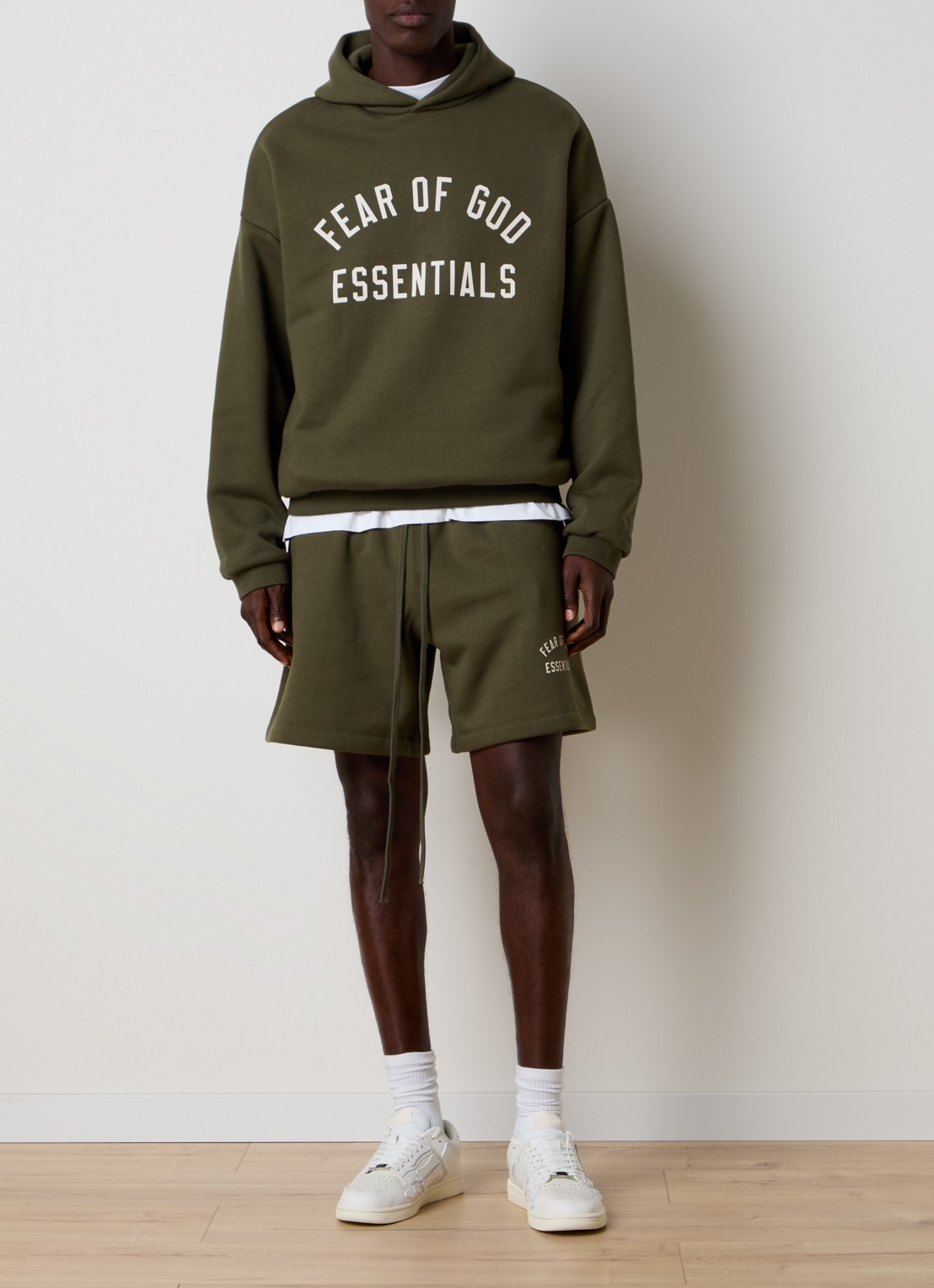 Fear of God Essentials Hoodie met logoprint - voorkant 2 bronsgroen
