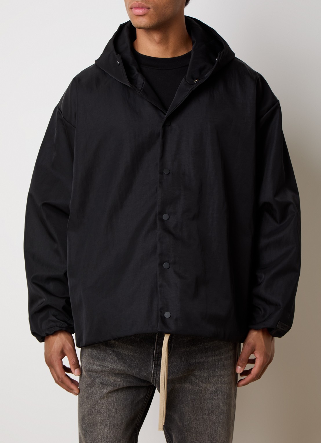 Fear of God Essentials Jack met backprint en capuchon - detail zwart