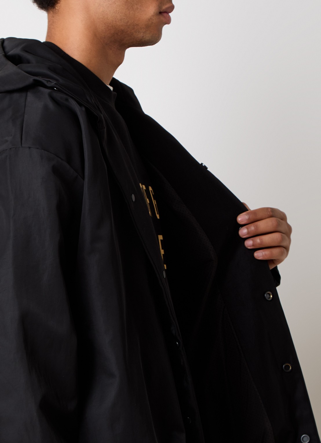 Fear of God Essentials Jack met backprint en capuchon - detail 2 zwart