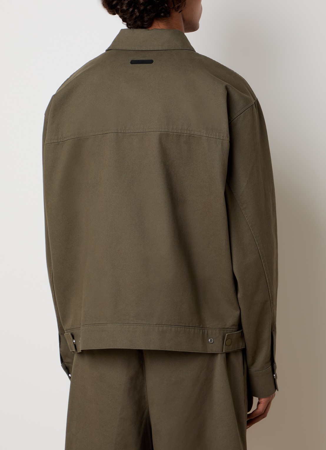 Fear of God Essentials Jack met steekzakken - achterkant 4 bronsgroen