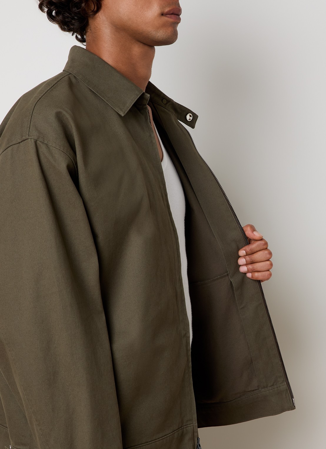 Fear of God Essentials Jack met steekzakken - detail 2 bronsgroen