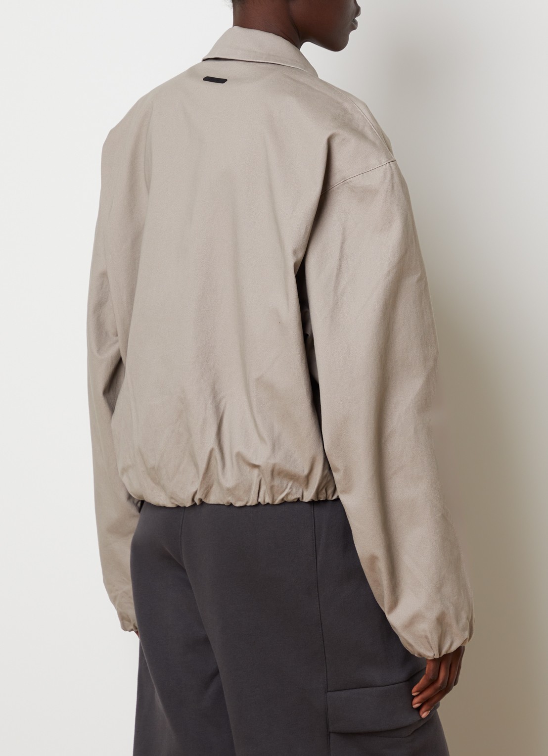 Fear of God Essentials Jack met steekzakken - achterkant 3 donkerbruin