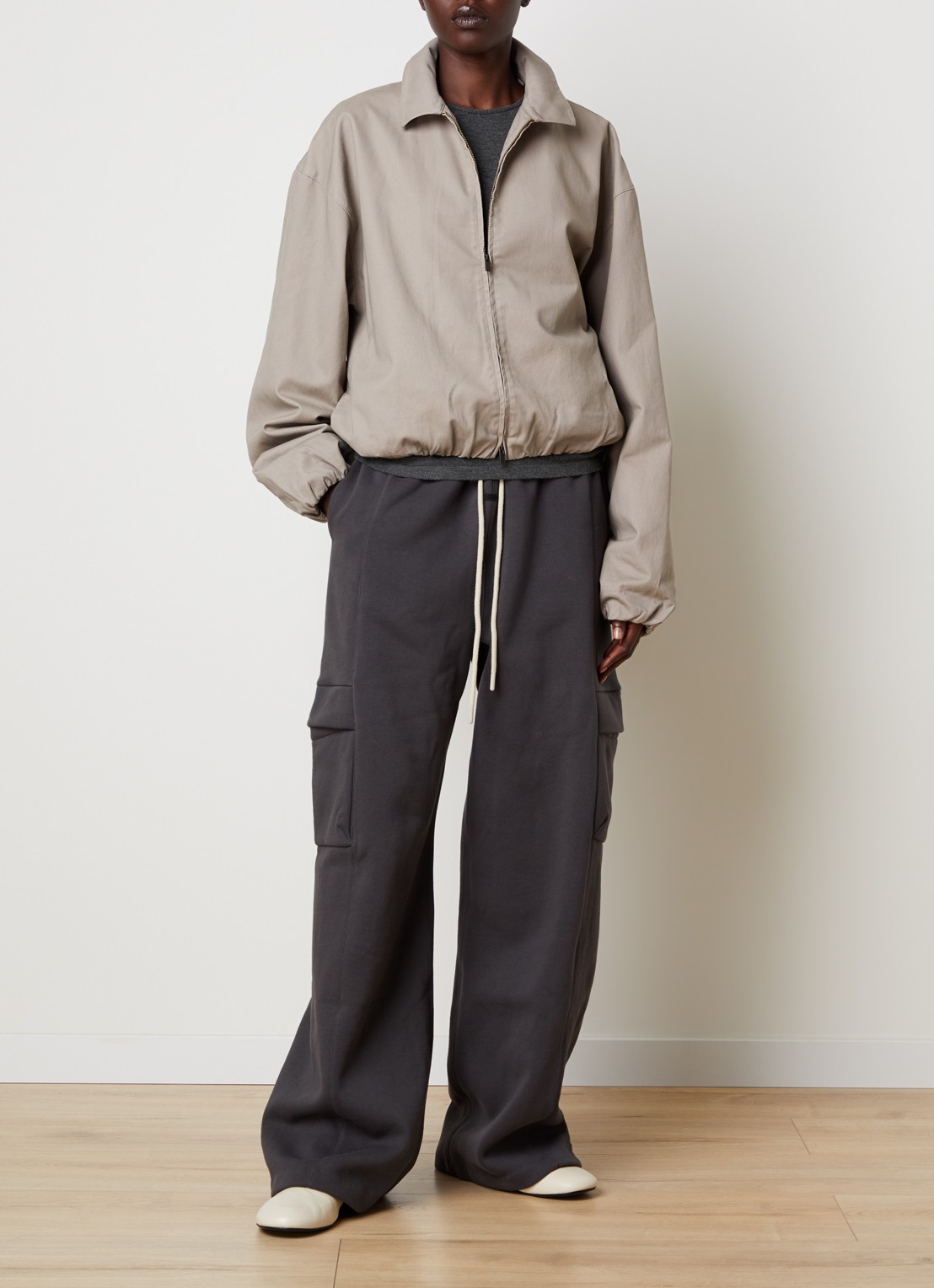 Fear of God Essentials Jack met steekzakken - voorkant 2 donkerbruin