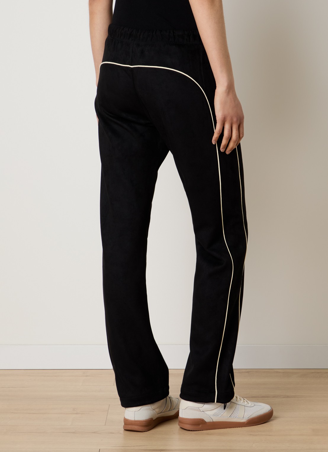 Fear of God Essentials Low waist slim fit joggingbroek met steekzakken - achterkant zwart
