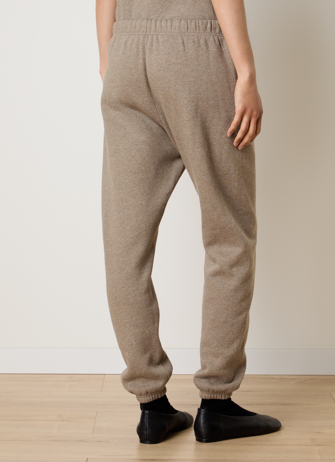 Fear of God Essentials Low waist tapered fit joggingbroek met logo - achterkant 5 zand