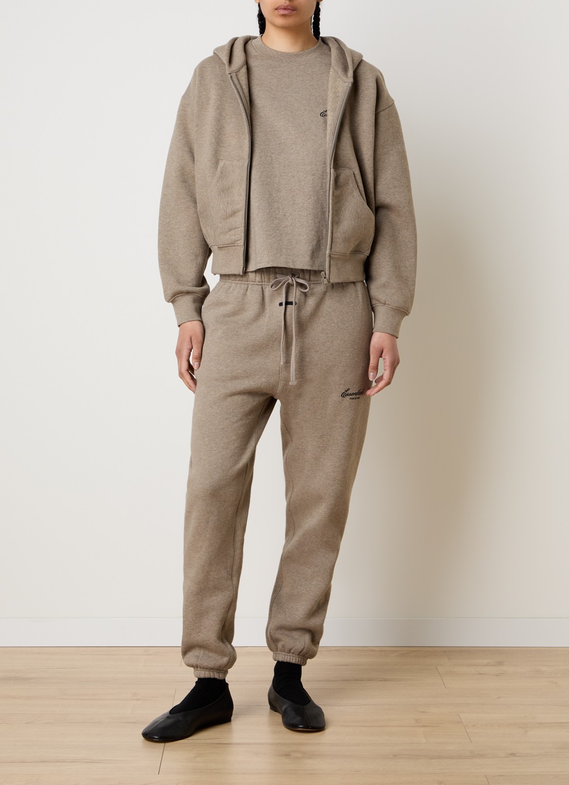Fear of God Essentials Low waist tapered fit joggingbroek met logo - voorkant 2 zand