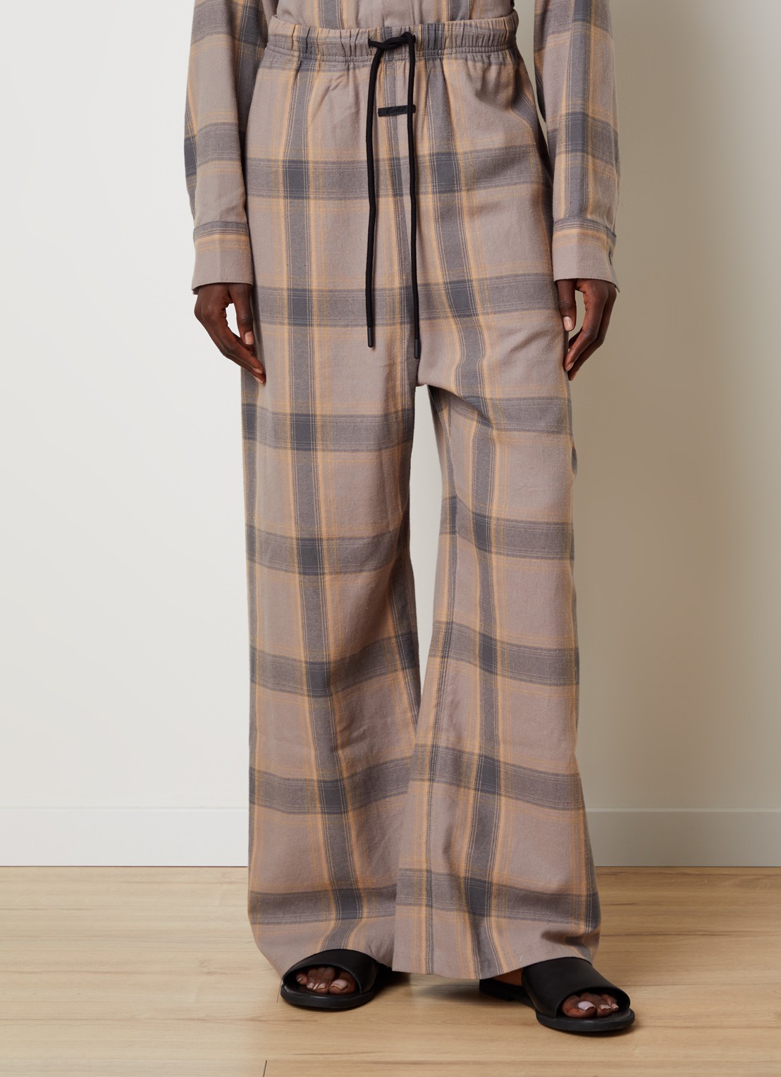 Fear of God Essentials Mid waist flared fit lounge joggingbroek met ruitdessin - detail 2 donkerbeige