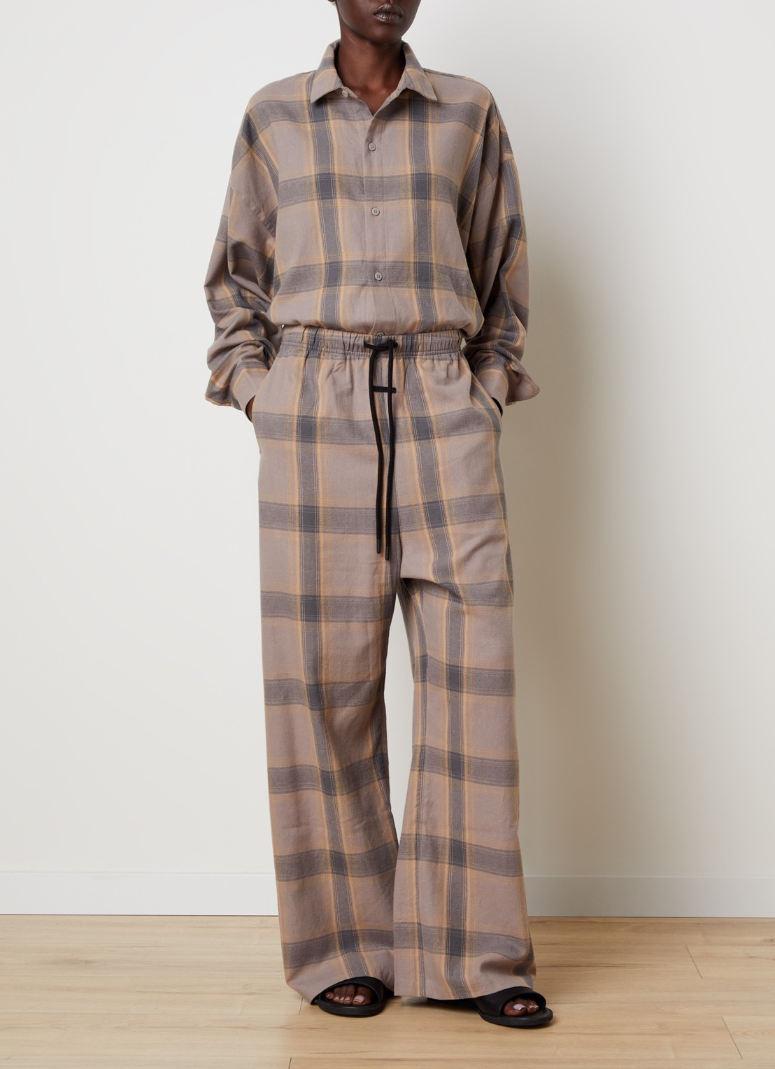 Fear of God Essentials Mid waist flared fit lounge joggingbroek met ruitdessin - voorkant 5 donkerbeige