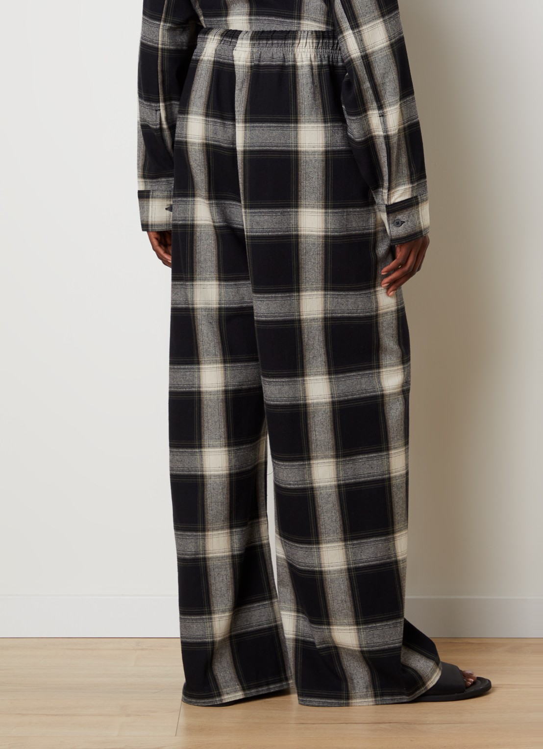 Fear of God Essentials Mid waist flared fit lounge joggingbroek met ruitdessin - achterkant antraciet