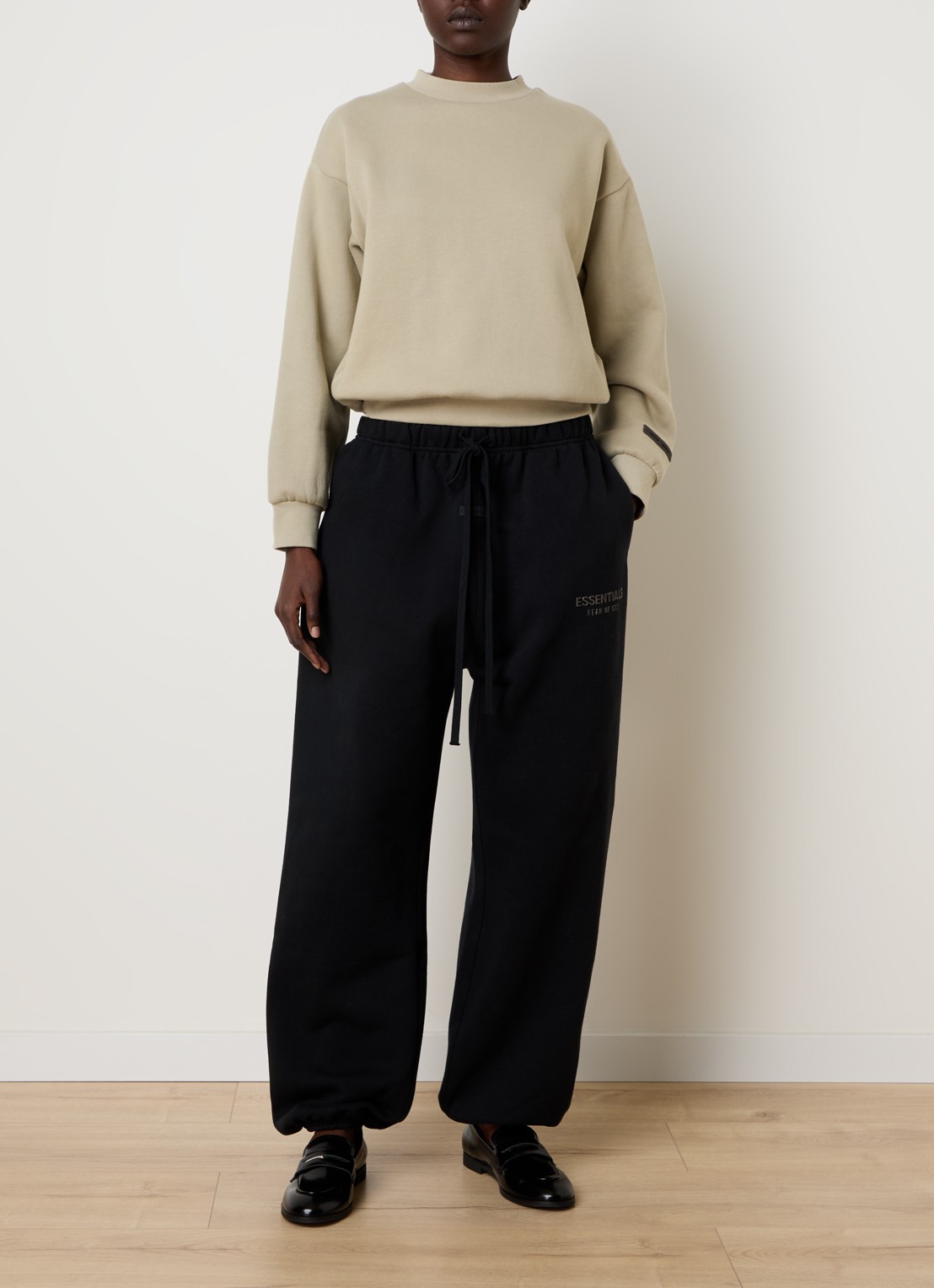 Fear of God Essentials Sweater met backprint • Beige • de Bijenkorf